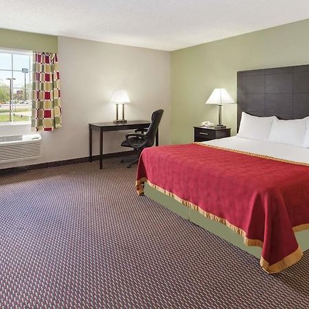 Baymont By Wyndham Beloit Hotel Екстериор снимка