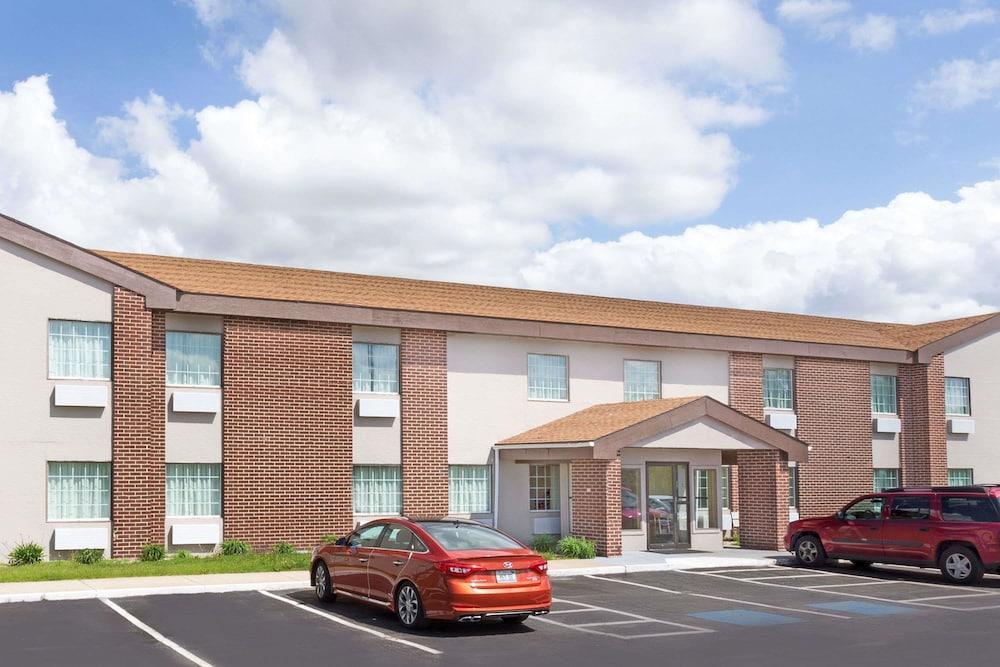Baymont By Wyndham Beloit Hotel Екстериор снимка