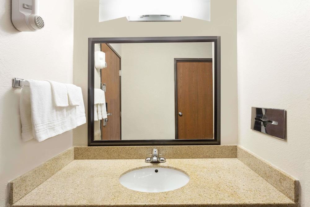 Baymont By Wyndham Beloit Hotel Екстериор снимка