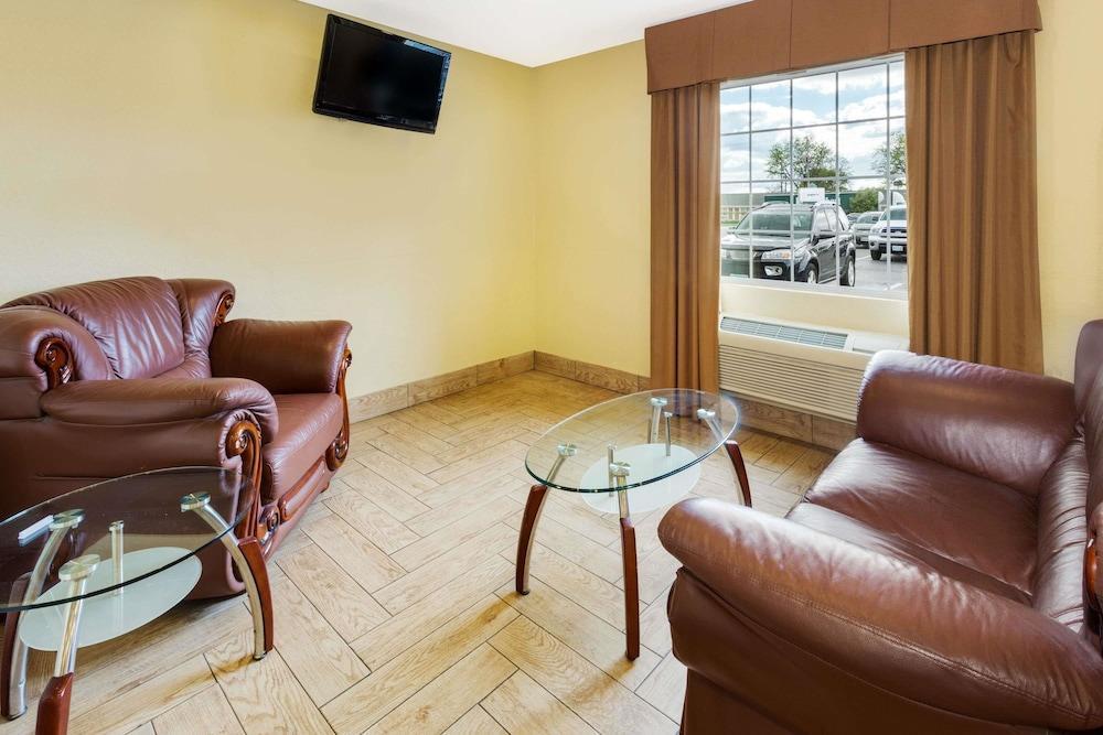 Baymont By Wyndham Beloit Hotel Екстериор снимка