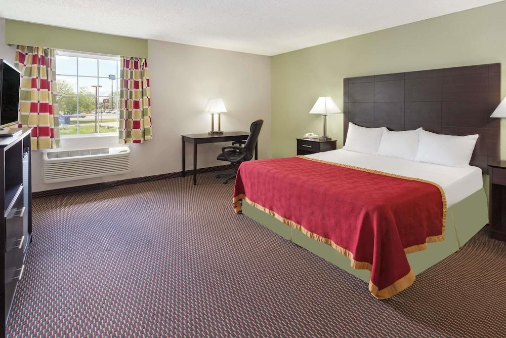 Baymont By Wyndham Beloit Hotel Екстериор снимка