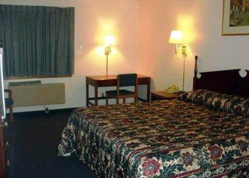 Baymont By Wyndham Beloit Hotel Екстериор снимка
