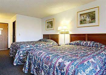 Baymont By Wyndham Beloit Hotel Екстериор снимка