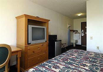 Baymont By Wyndham Beloit Hotel Екстериор снимка