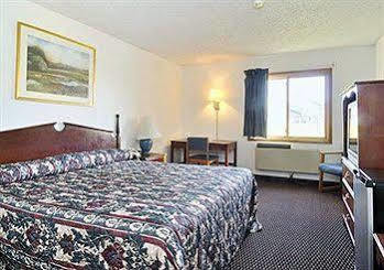 Baymont By Wyndham Beloit Hotel Екстериор снимка
