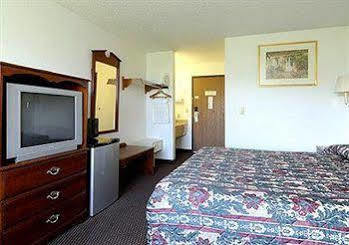 Baymont By Wyndham Beloit Hotel Екстериор снимка