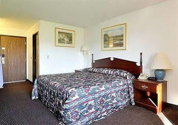 Baymont By Wyndham Beloit Hotel Екстериор снимка