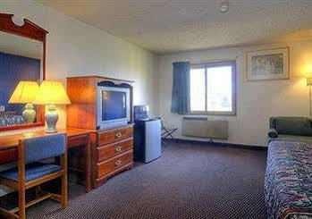 Baymont By Wyndham Beloit Hotel Екстериор снимка